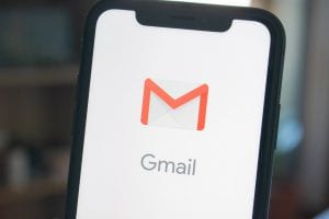 Gmail App ist auf dem Handy geöffnet und stellt das Newsletter Marketing eines Hotels dar.